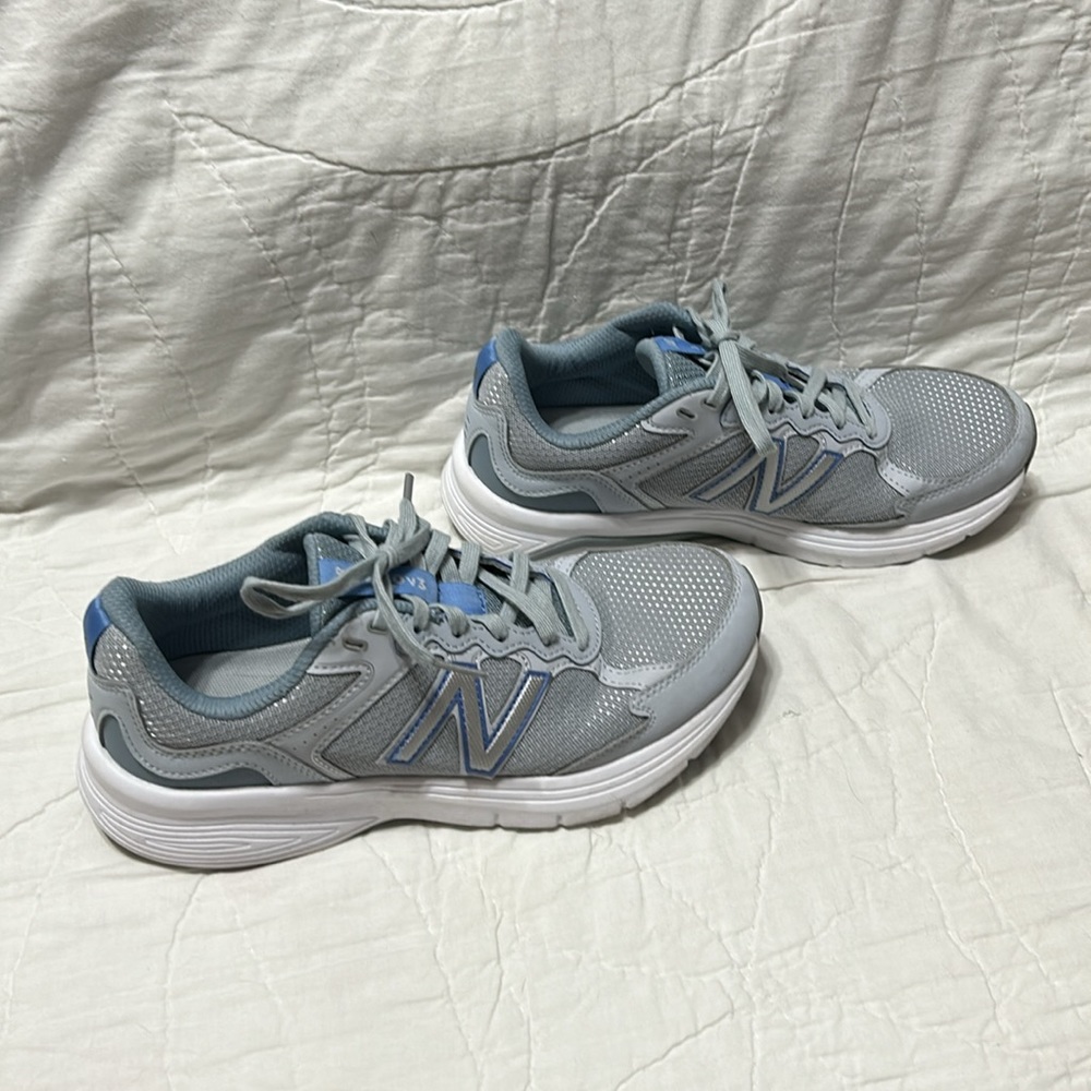 New Balance Women’s Tennis Shoes. Sz 8 1/2 - Picture 2 of 4